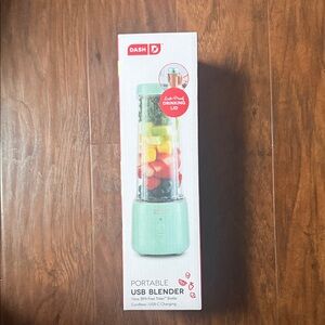 NWT dash portable kitchen blender in teal color! *smoke free home*